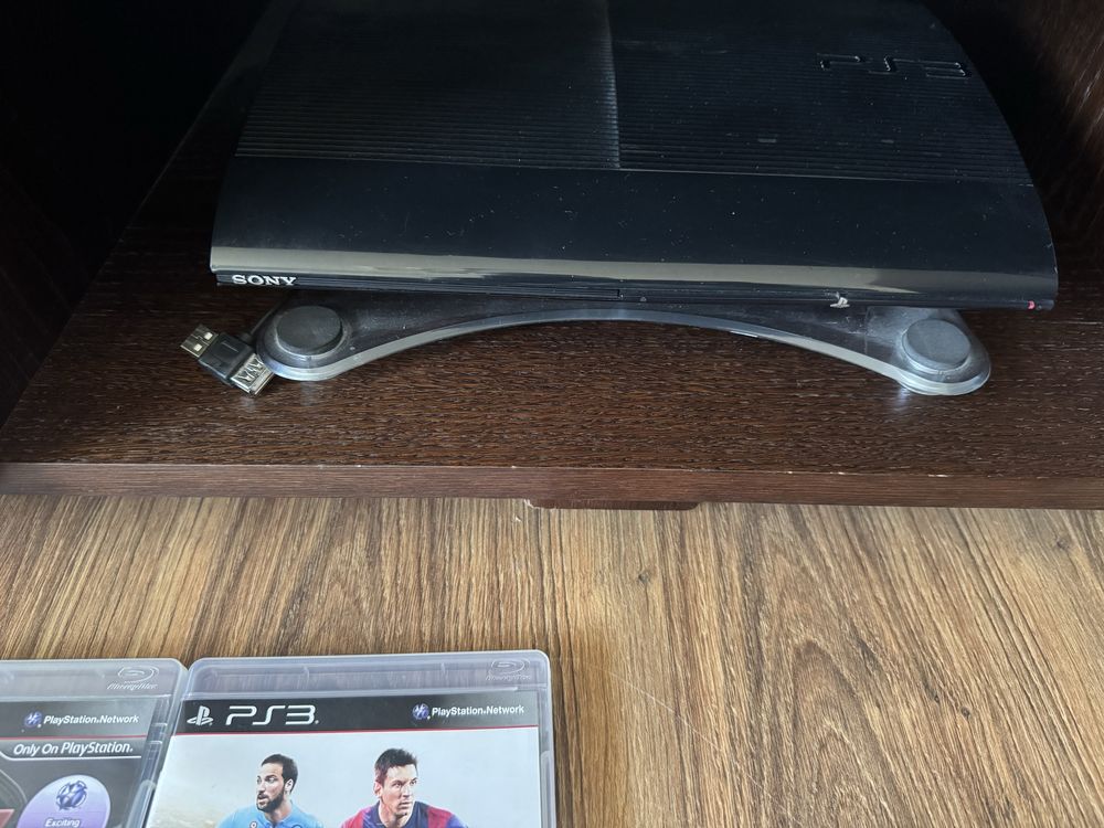 Play Station 3 plus gry plus dwa pady .