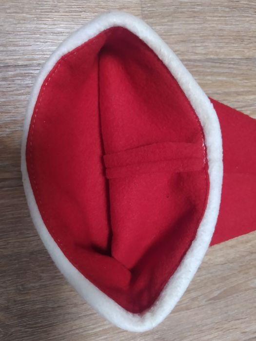 Новогодняя шапка Санта Клауса.