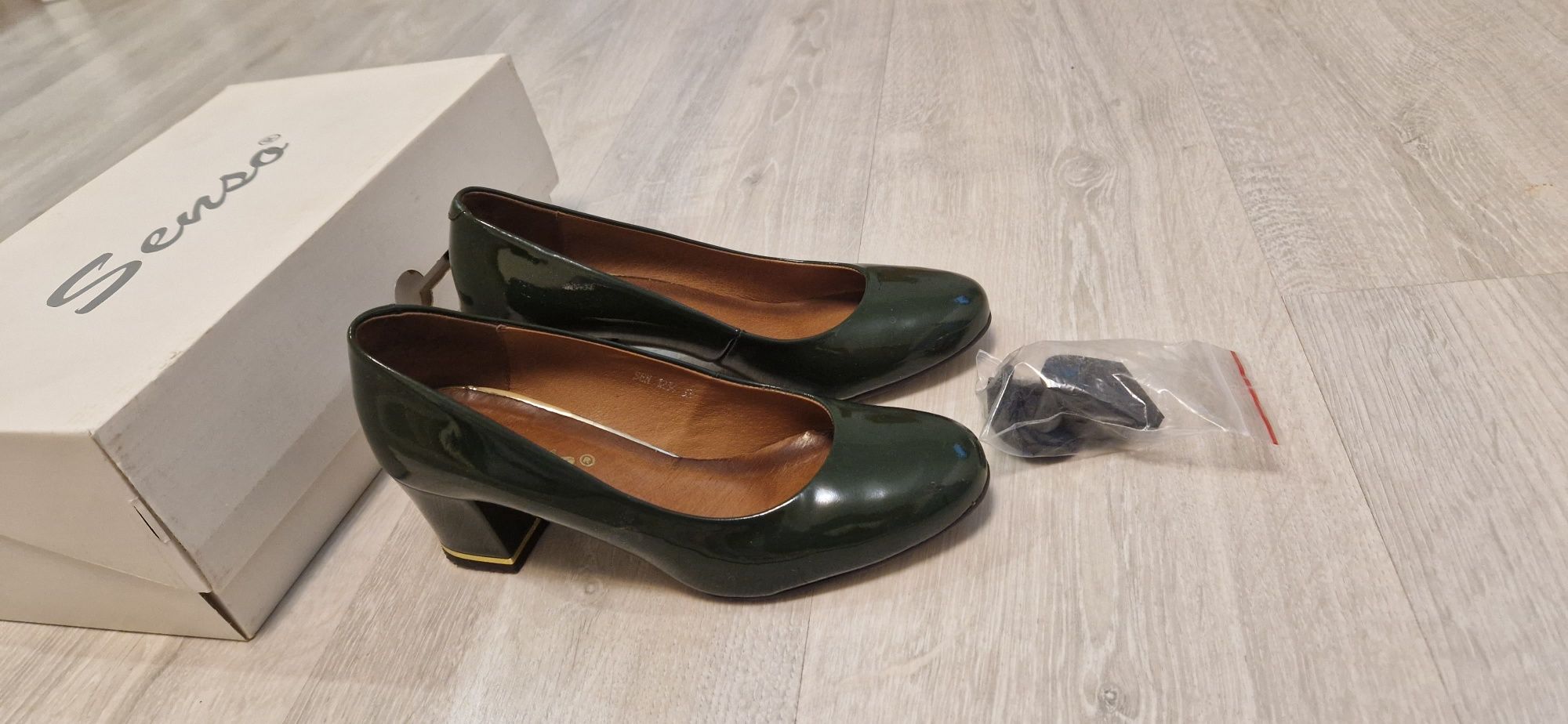 Шкіряні лакові темно-зелені туфлі