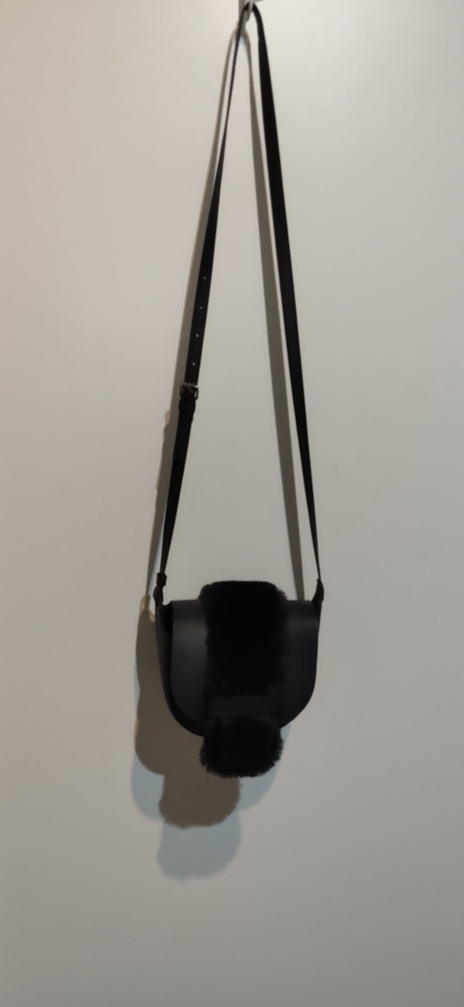 Czarna torebka z futerkiem Reserved