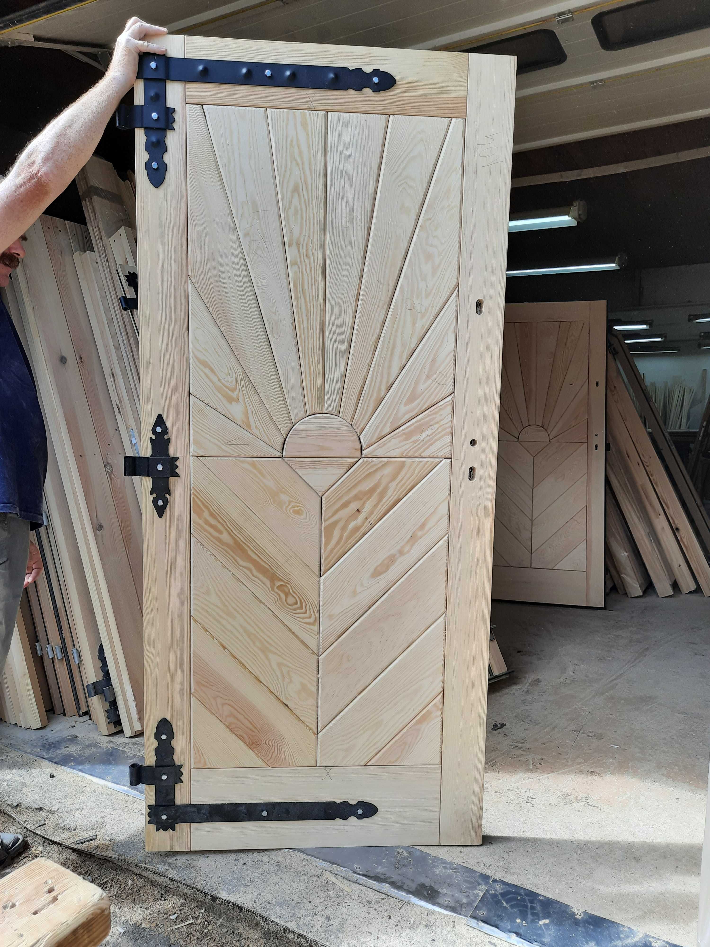 Drzwi drewniane góralskie zewnętrzne kute od ręki