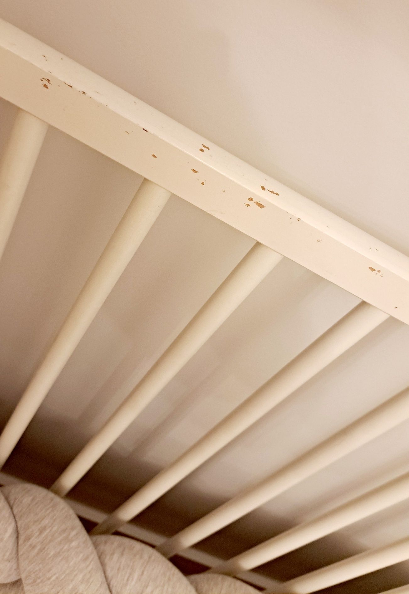 Łóżeczko drewniane szczebelki Ikea materac ochraniacz warkocz