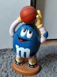 Dozownik podajnik cukierków M&Ms koszykarz