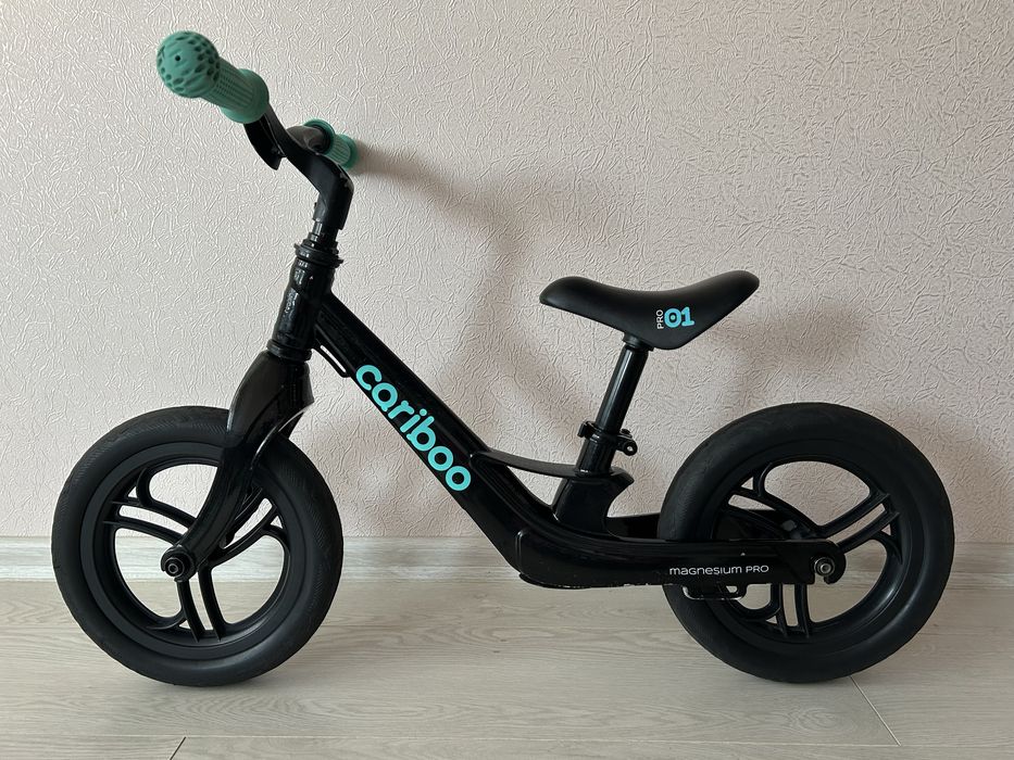 Беговел Cariboo чорно-бірюзовий, 1,5-5 років