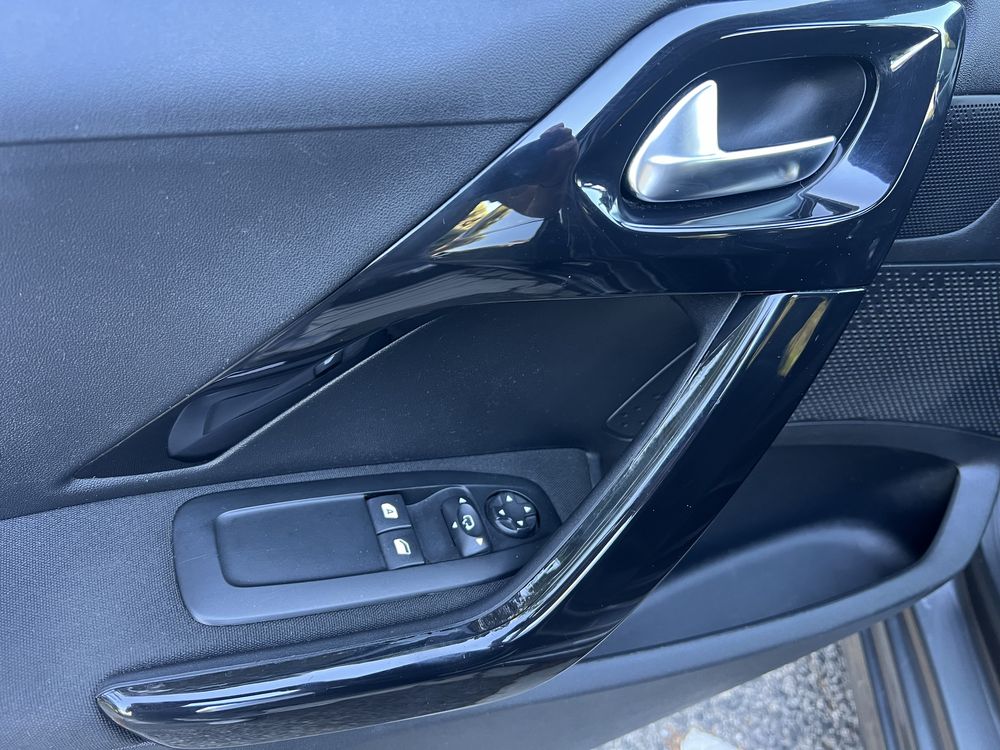 Peugeot  208 1.2 Signature 83cv Nacional 1 dono