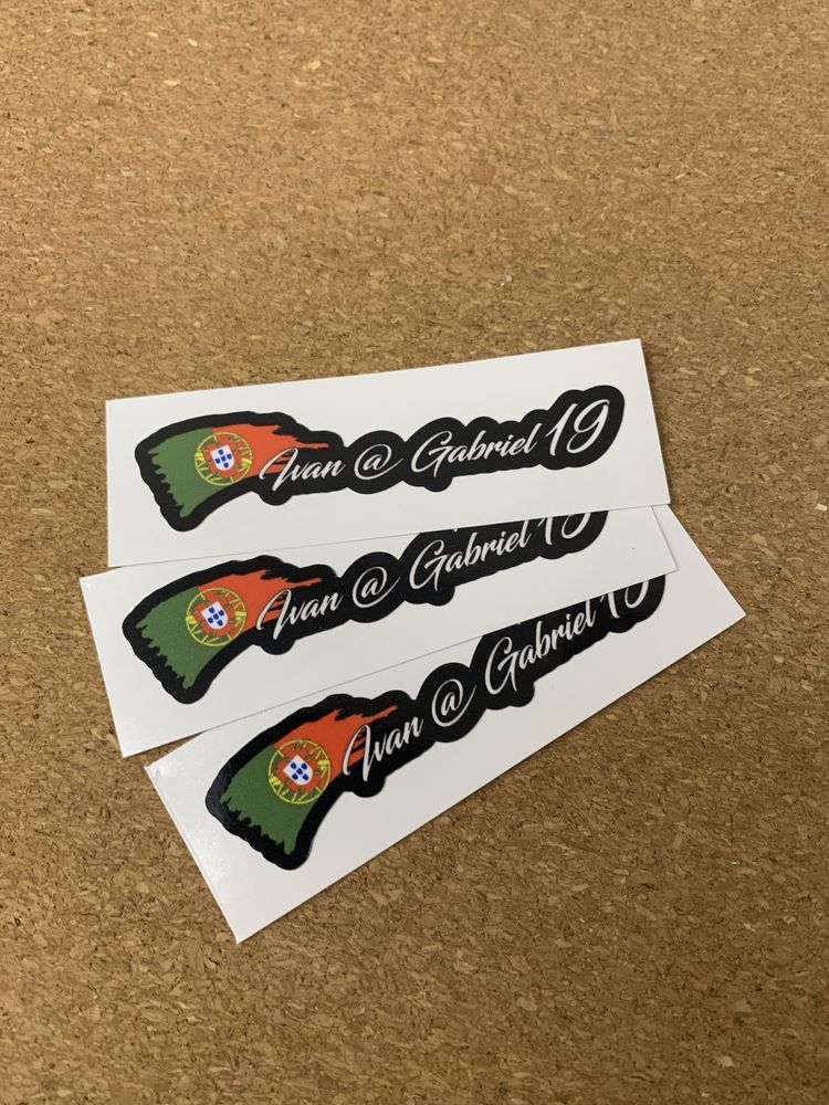 Autocolante Personalizados com Bandeira + Nome.