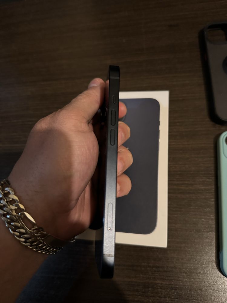 Iphone 13 praticanente novo. Oferta de varias capas