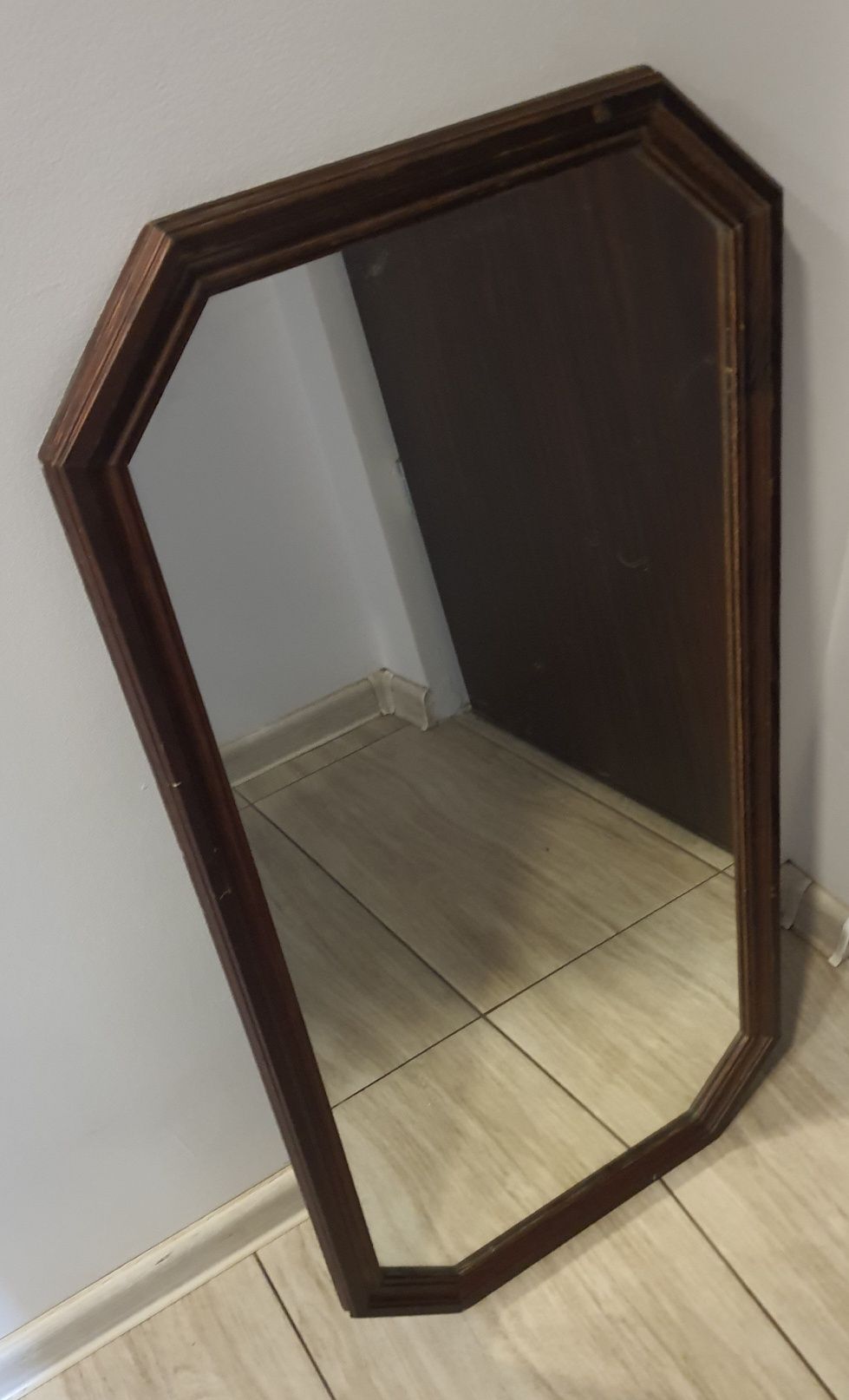 Lustro w brązowej ramie