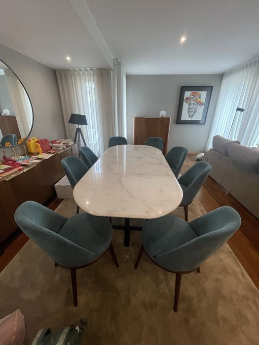 Mesa de jantar com 8 Cadeiras
