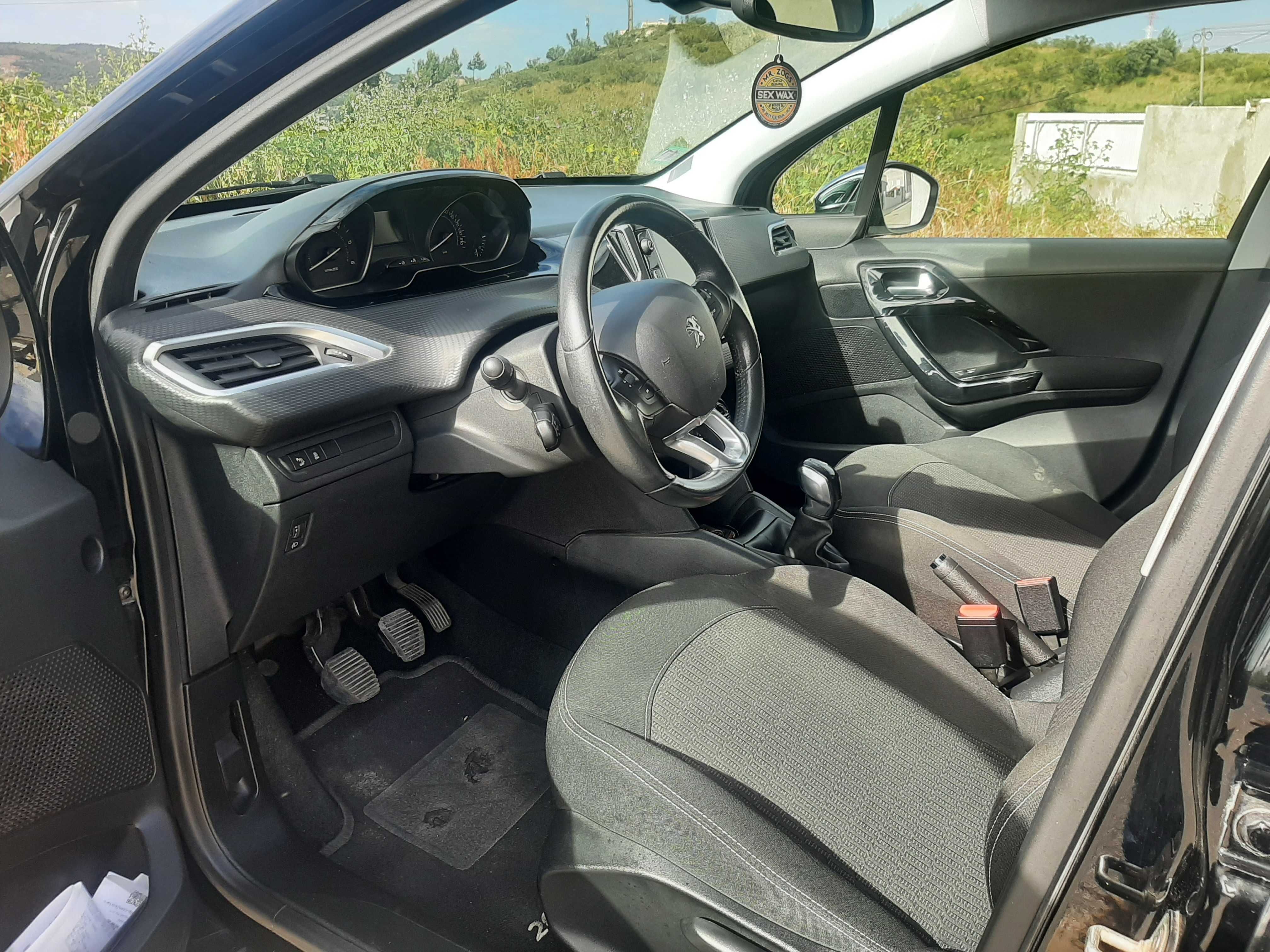 Peugeot 208 com 103 000km a bom preço