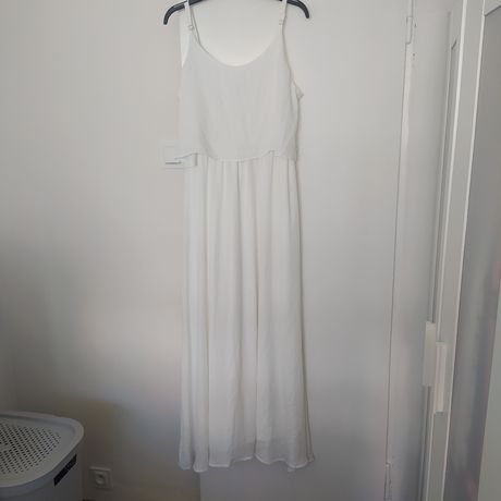 Piękna, biała, długa sukienka