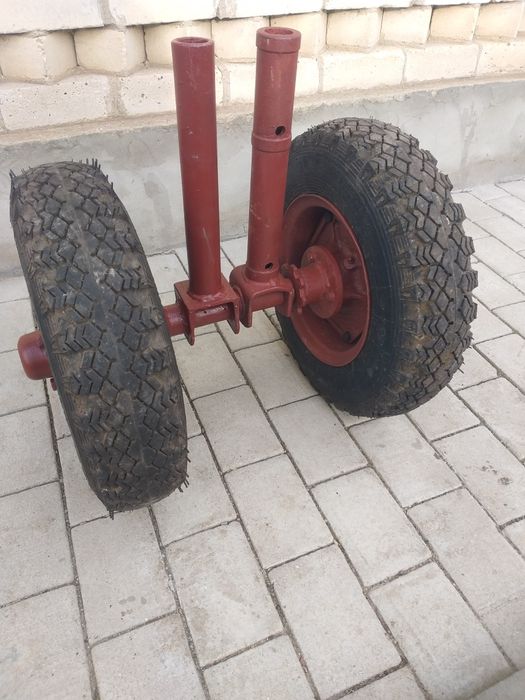 Опорні колеса 5.00.10, ціна за два, продаються парою.