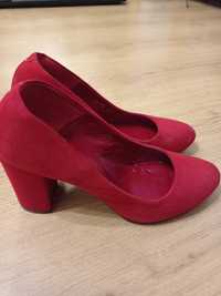Червоні туфлі на підборах