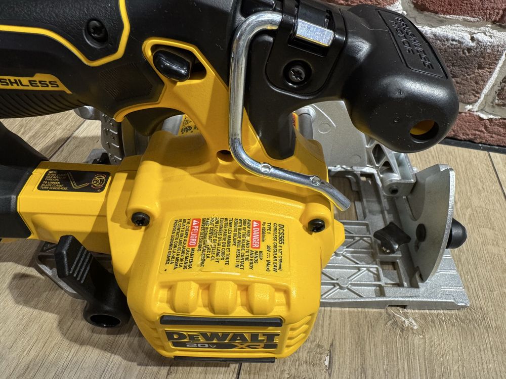 Аккумуляторная дисковая пила(паркетка) DeWalt DCS565