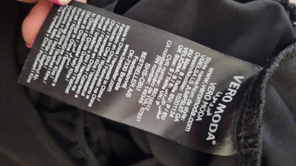 Elegancki czarny kombinezon z dekoltem na zakładkę vero moda