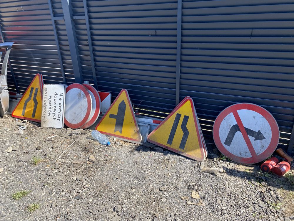 Znaki drogowe różne/na budowę