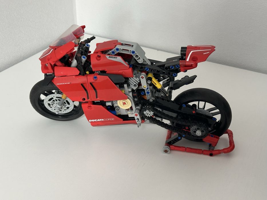 Конструктор LEGO TECHNIC 42107 Ducati Panigale V4 R