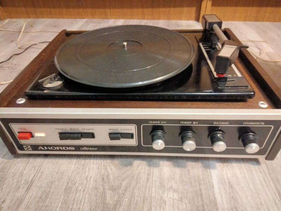 Відновлений експонат та колонки для саморобок