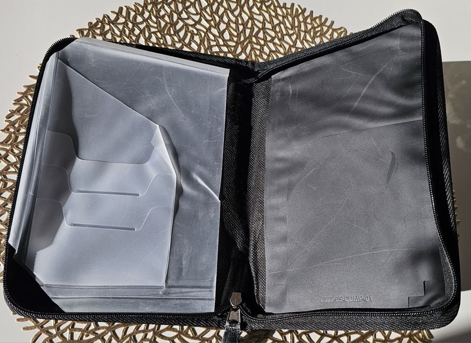 Etui na dokumenty, instrukcję obsługi samochodu marki Mazda