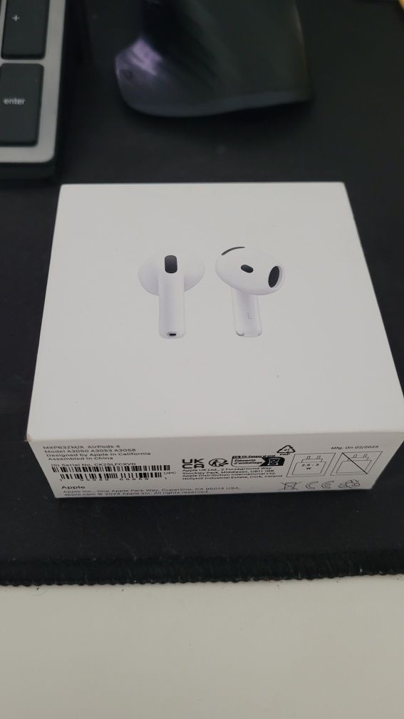 Novos Airpods 4 na caixa selada