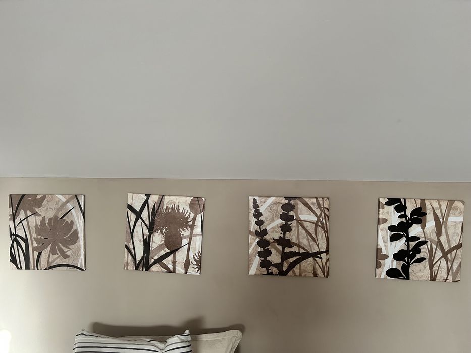 Árvore decorativa e quadros