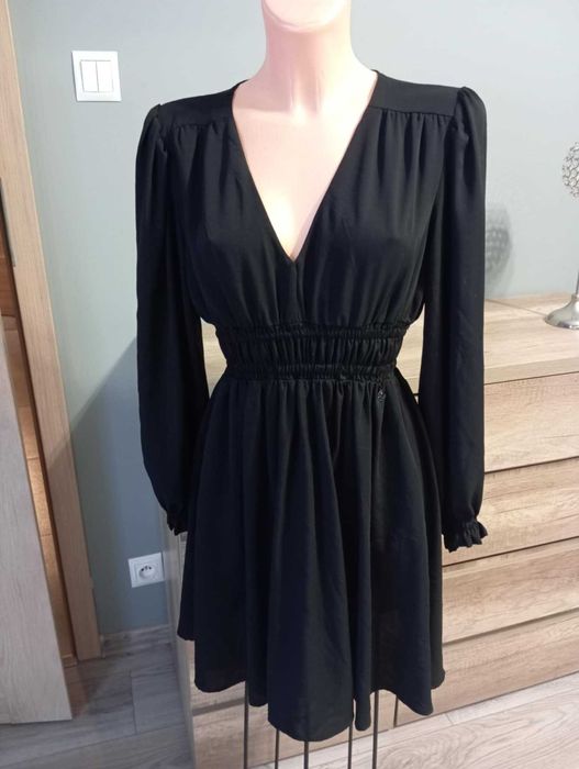 Sukienka czarna z dekoltem