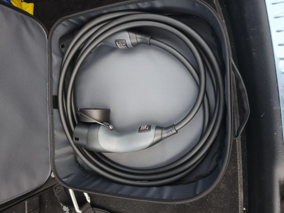 Cabo carregamento de rua Mercedes Novo