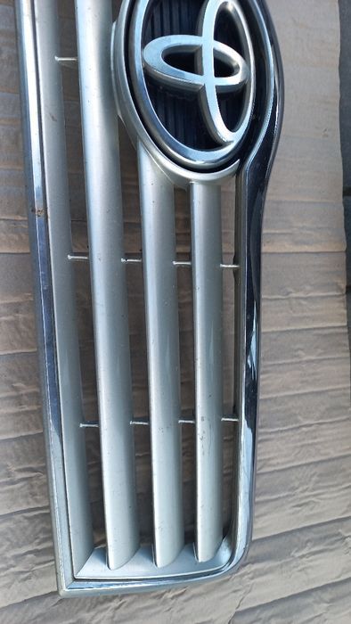 Toyota Avensis t25 03-06 atrapa grill atrapka srebrna 1c0