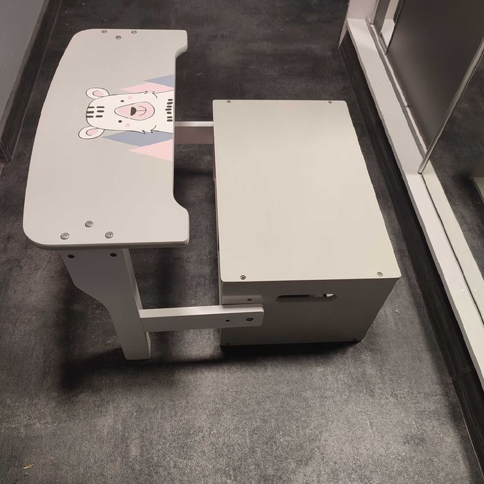 Ławeczka z funkcją siedziska ze stoliczkiem