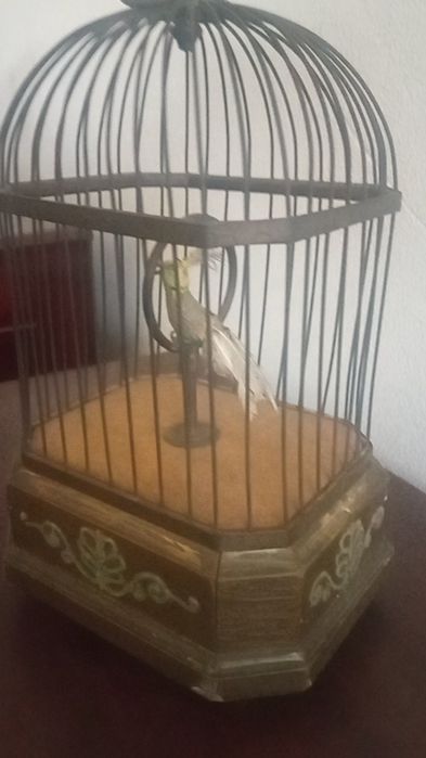 Gaiola vintage com pássaro cantor.