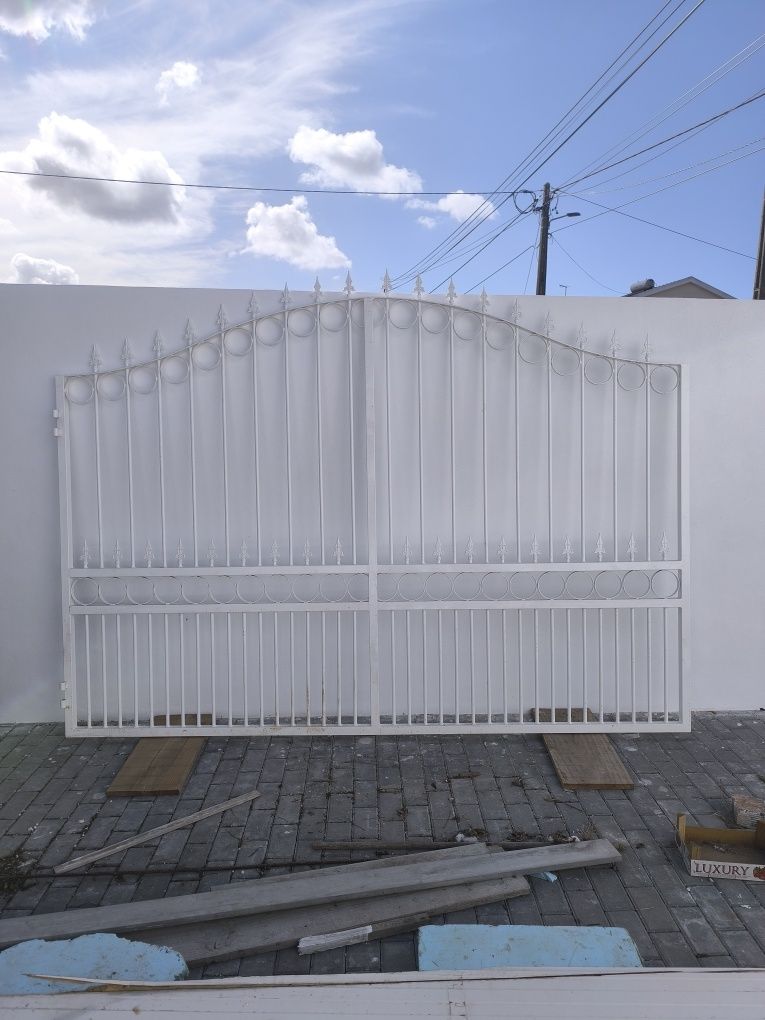 Portões lacado de branco novos