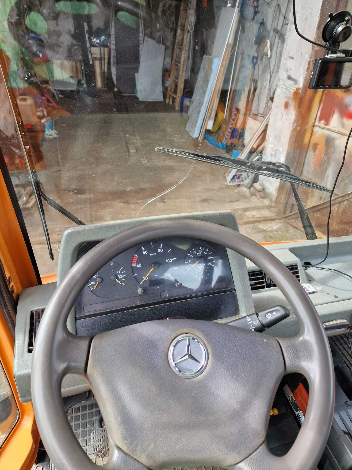 Unimog UX100 kontener, pług, posypywarka, bramownica
