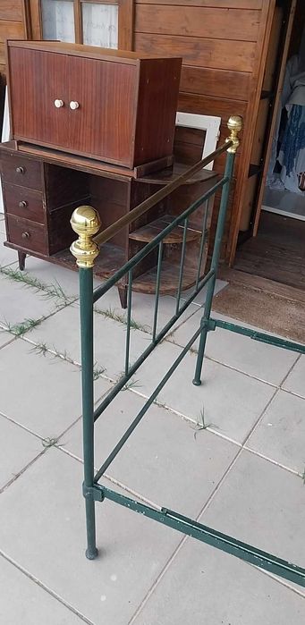 Cama de ferro antiga