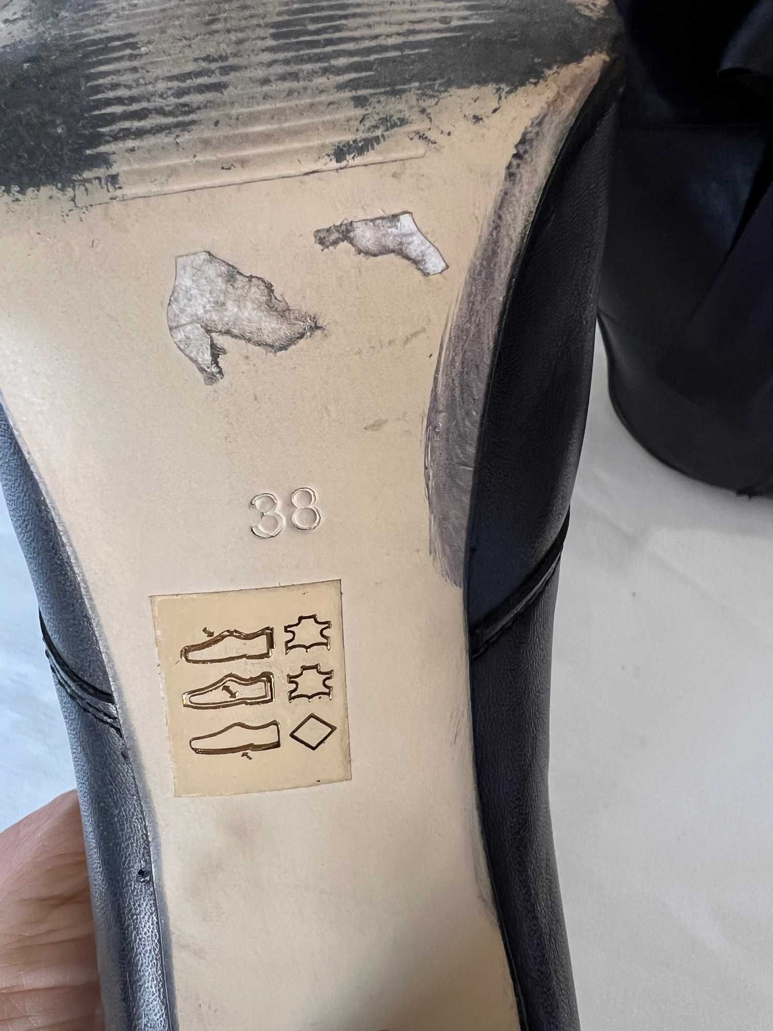 Calçado Senhora Diversos modelos Botins e Socas Pele tamanho 38