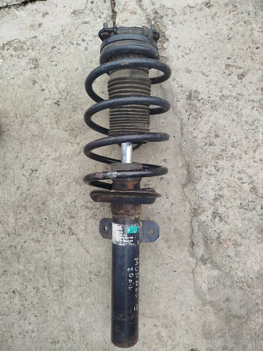 Передний амортизатор в сборе со стойкой и пружиной
