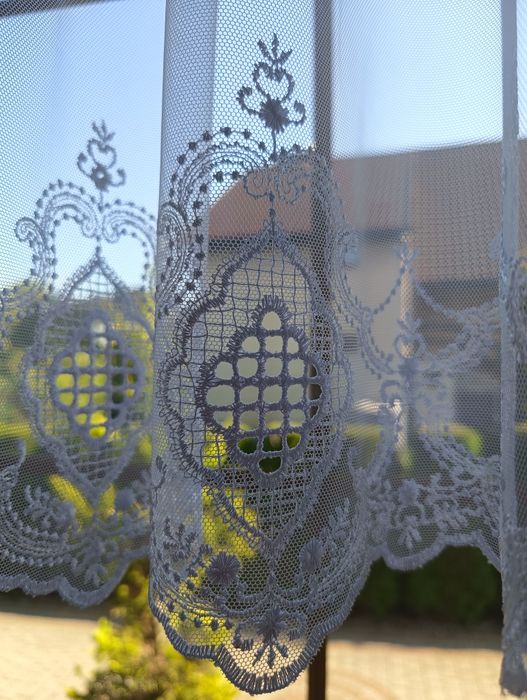 Haftowana biała firanka