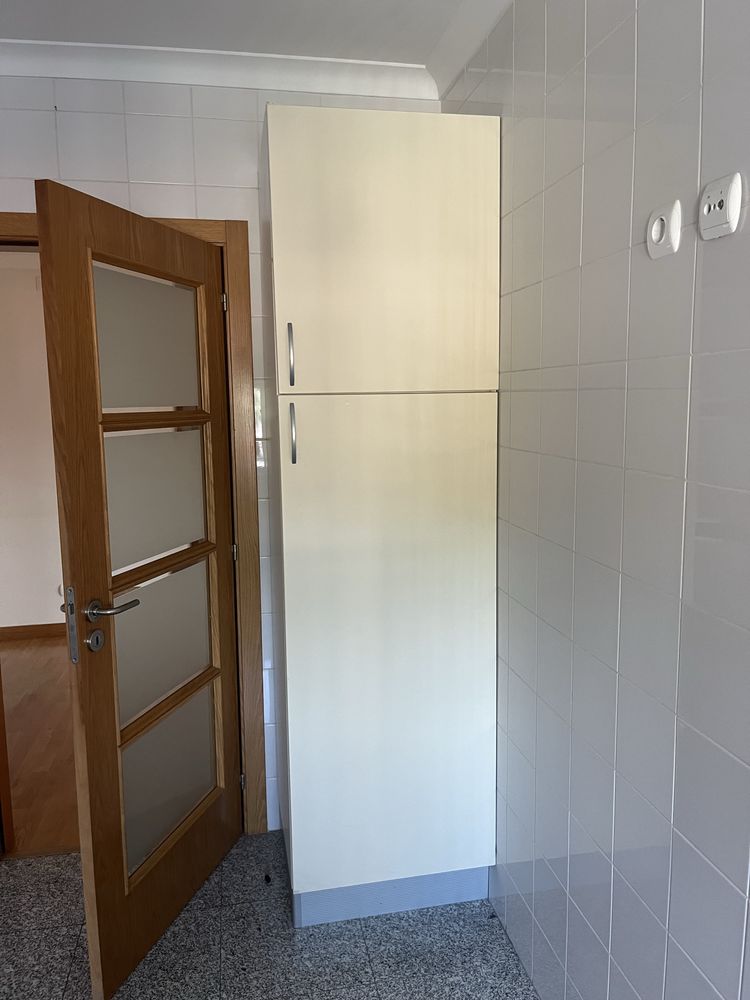 Cozinha grande com eletrodomesticos