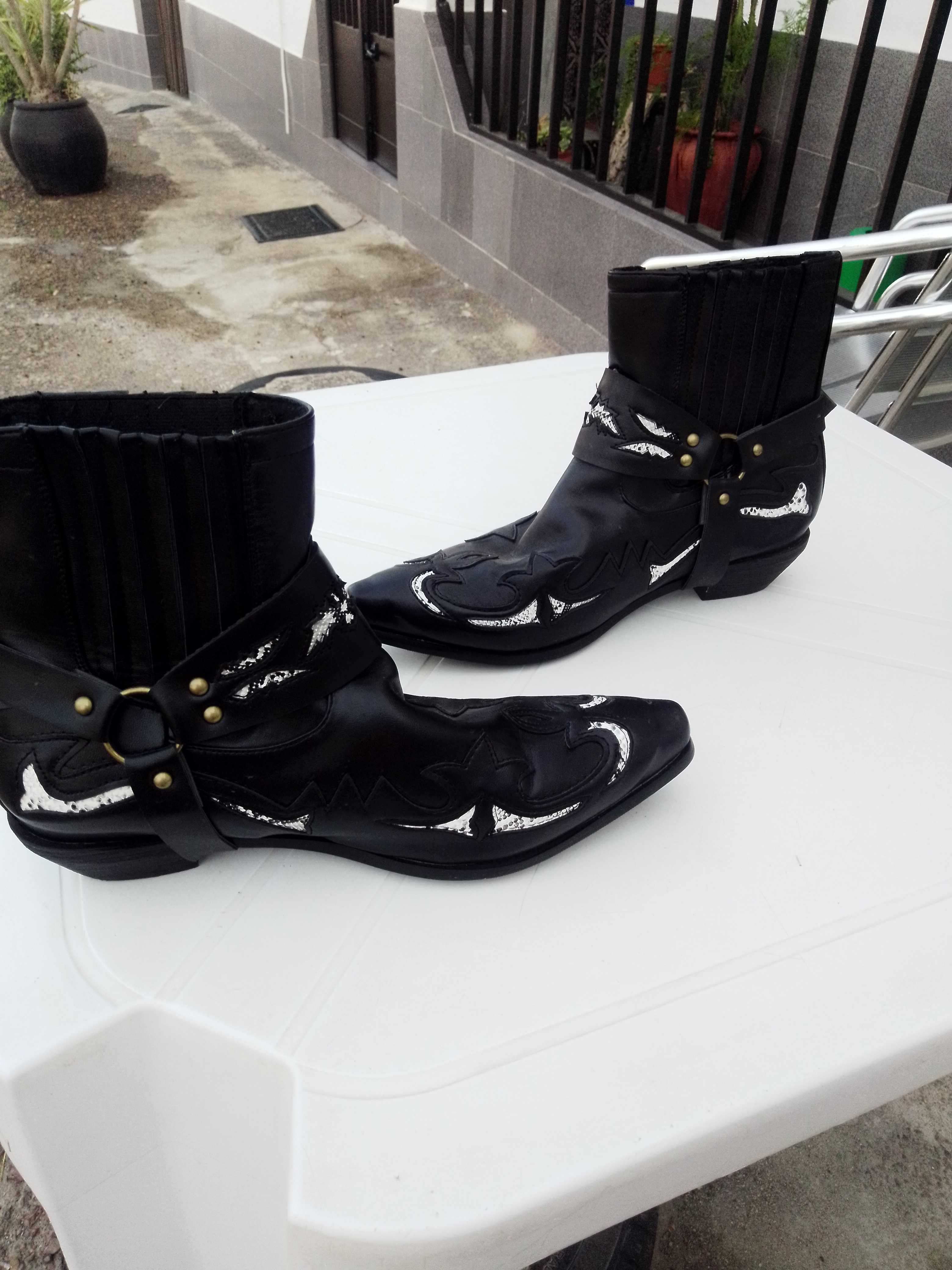 Botas de cowboy em pele