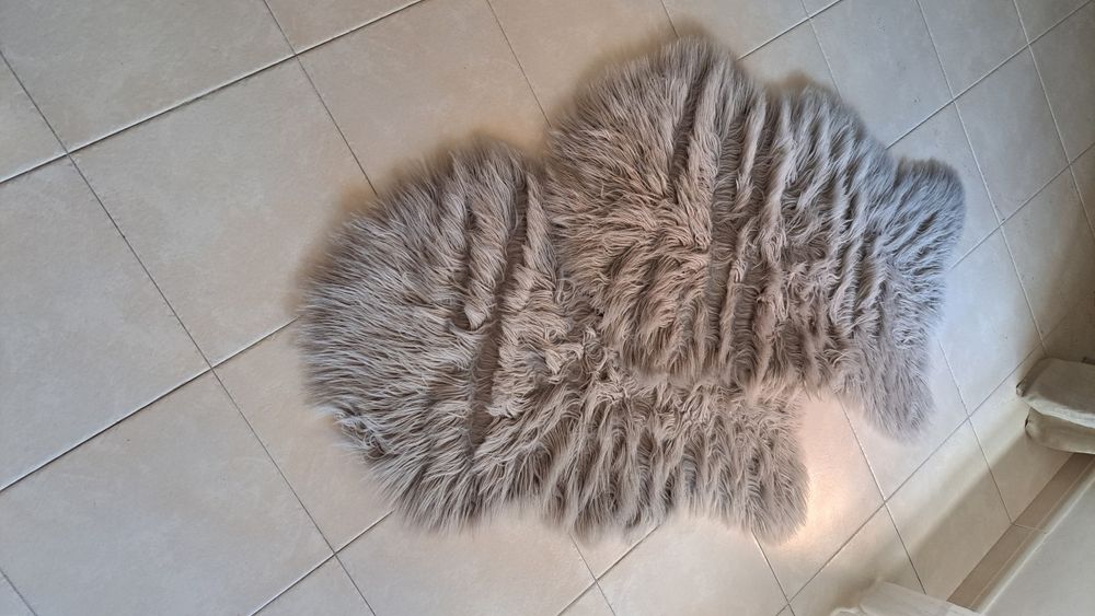Tapetes cinzentos forma animal pelo longo