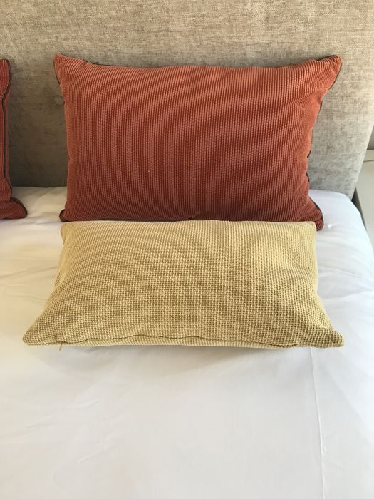 Conjunto de 4 almofadas e manta. Veja os outros dos meus anúncios.
