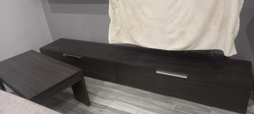 Móvel de sala com estante de parede e mesa de centro