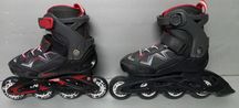 Patins em linha de criança. Inclui proteções.