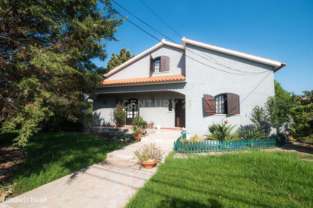 Casa Isolada em Samora Correia com Jardim e Garagem