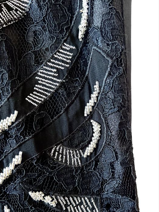 Vestido Elegante de Renda com Bordados Prateados