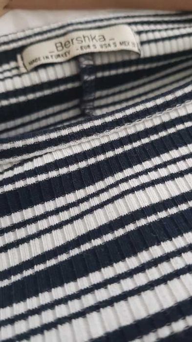 Elastyczna sukienka Bershka