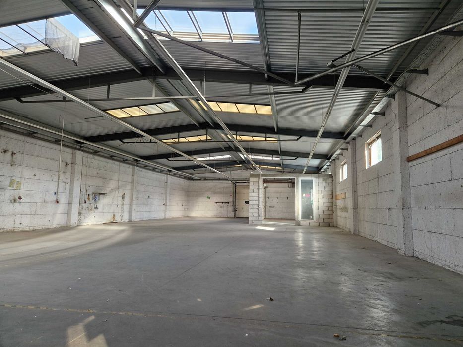 Magazyn z częścią usługową