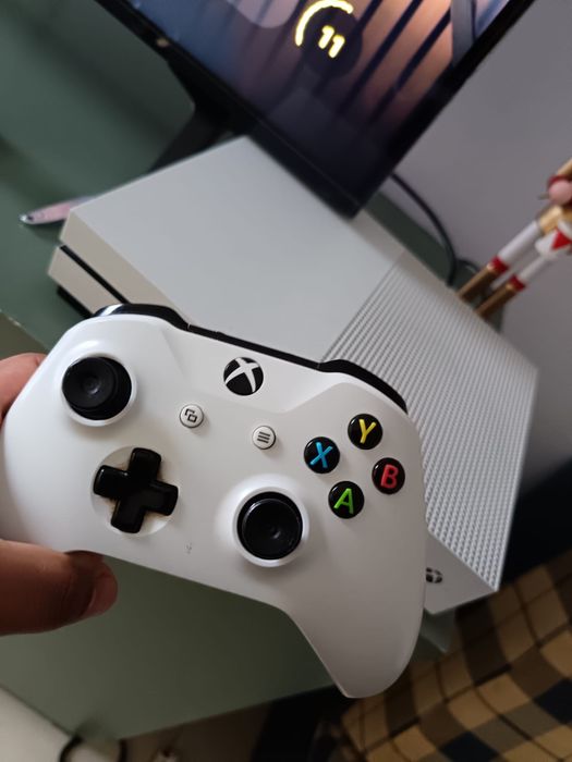 Xbox One S 1TB + comando + GTA V e COD — impecável
