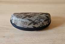 Bronzowy etui na okulary z motywem Play Boy