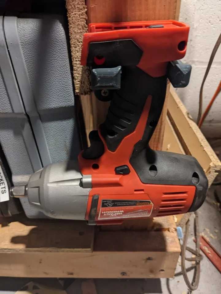 Настінне кріплення для УШМ болгарки шуруповерта Milwaukee M18