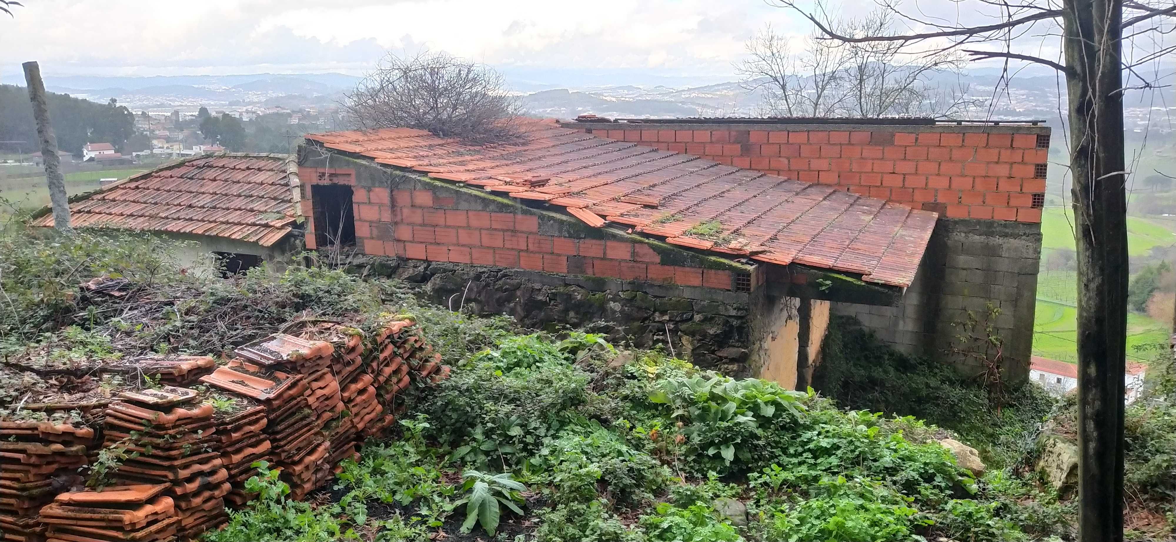 2 Moradias para recuperar com terreno de 1460m2